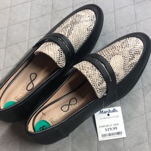 Ladie’s Restricted Loafer